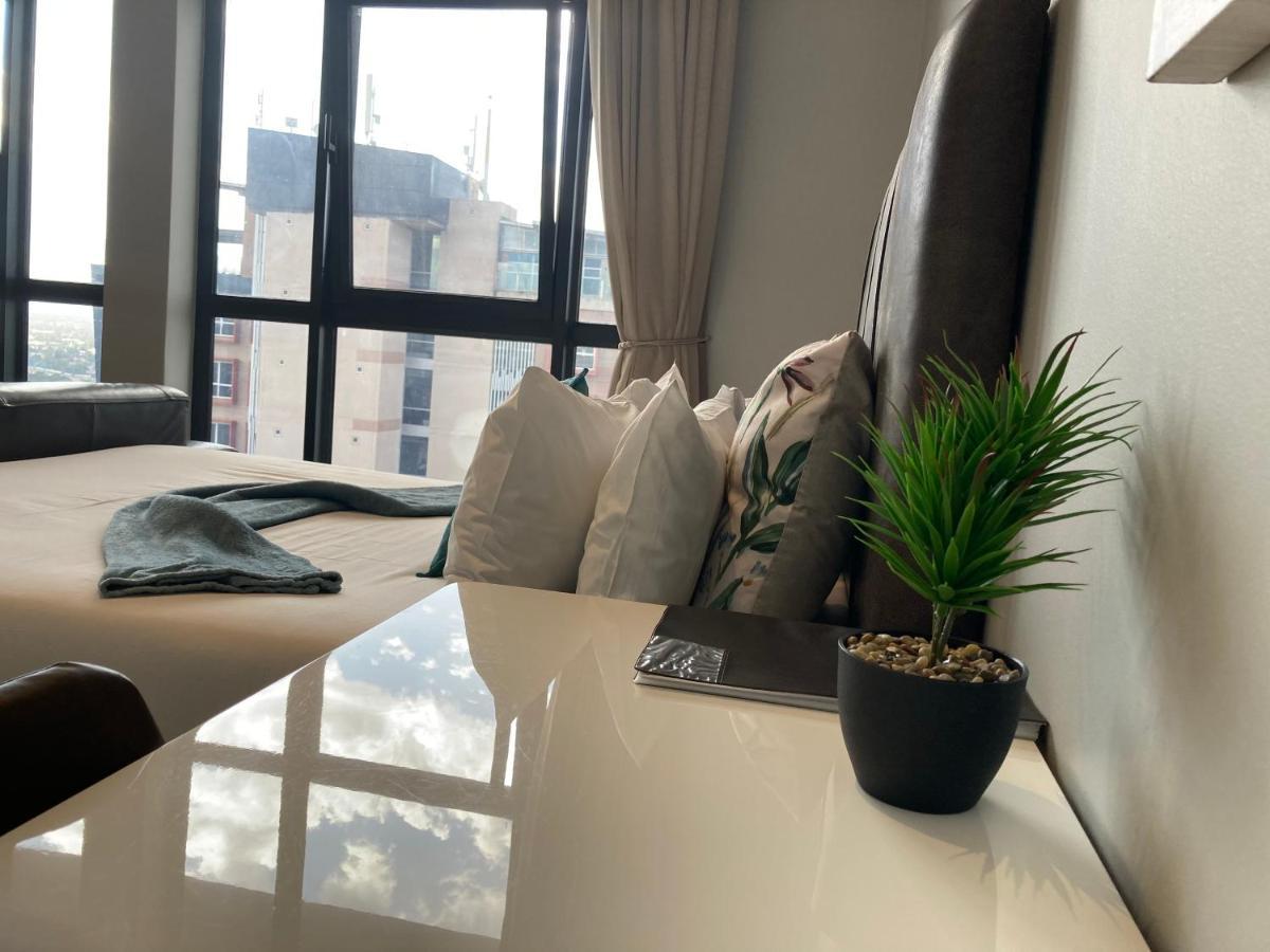 Urban Awe Apartment- Itowers 18Th Floor Габороне Екстериор снимка